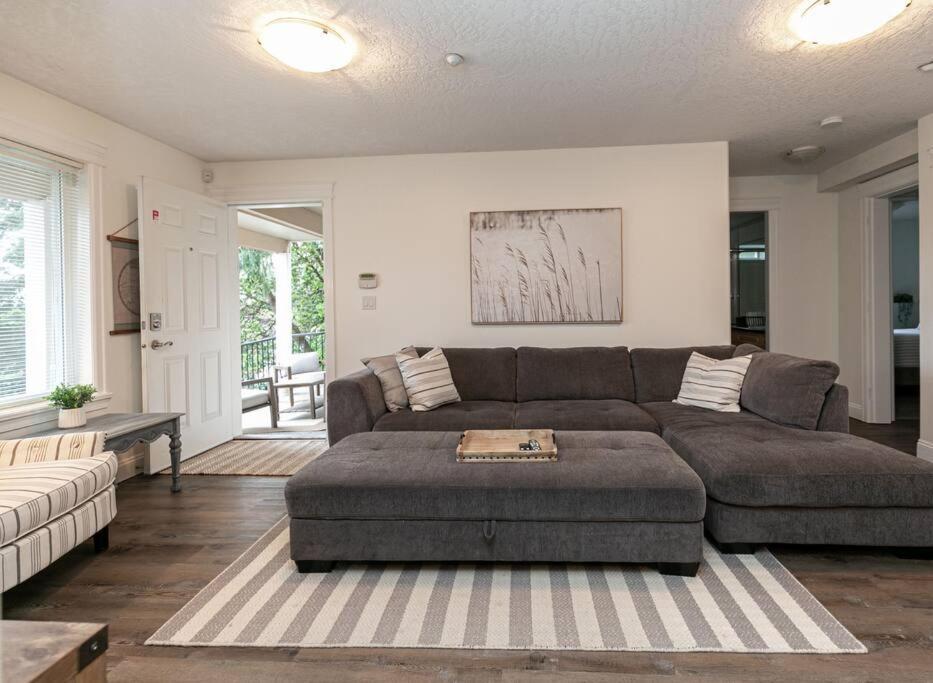 Cozy Renovated Oasis W Private Terrace & Parking Villa Victoria Exterior photo